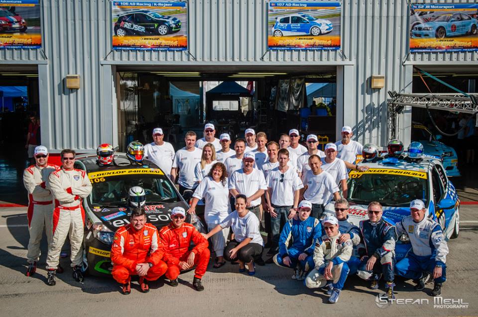 Hele AD-Racing/K-Rejser teamet med begge biler, som blev et og to i deres klasse.
(Foto: Stefan Mehl)